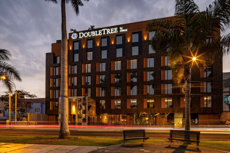 Fachada del Hotel DoubleTree by Hilton Lima San Isidro